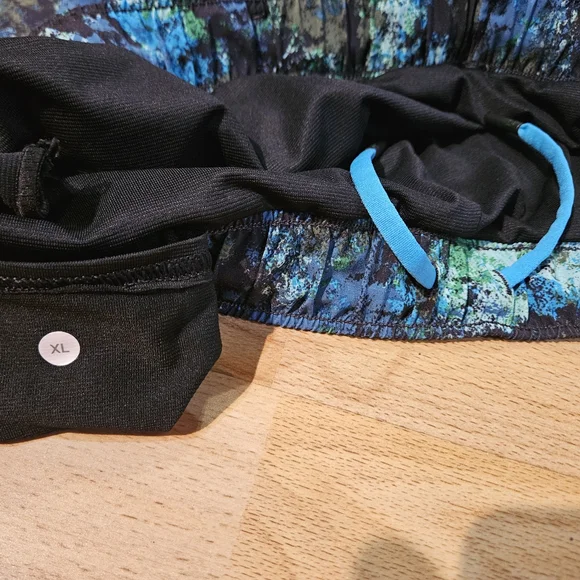 Multicolor Abstract Print Shorts - Picture 5 of 6